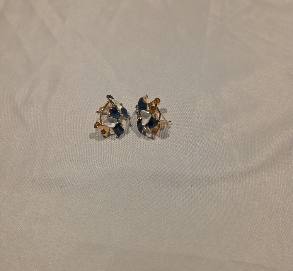 Source Unknown Gold Floral Stud Earrings with Navy and White Petals
